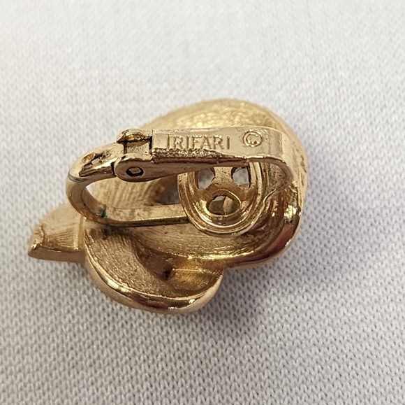 Crown Trifari Gold and White Enamel Brooch and Earring Knot Set - Picture 6 of 13